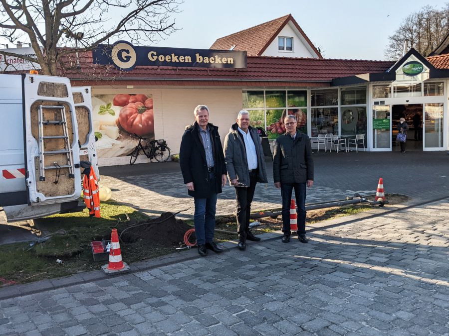 Am Montag beginnen die Arbeiten an der Ortsdurchfahrt Ostenland – v.l. Markus Hückelheim (Fachbereichsleiter Bauen und Planen der Stadt Delbrück), Bürgermeister Werner Peitz und Kreisdezernent Martin Hübner.  Fotorechte: Kreis Paderborn, Kreisstraßenbauamt, Frank Albers